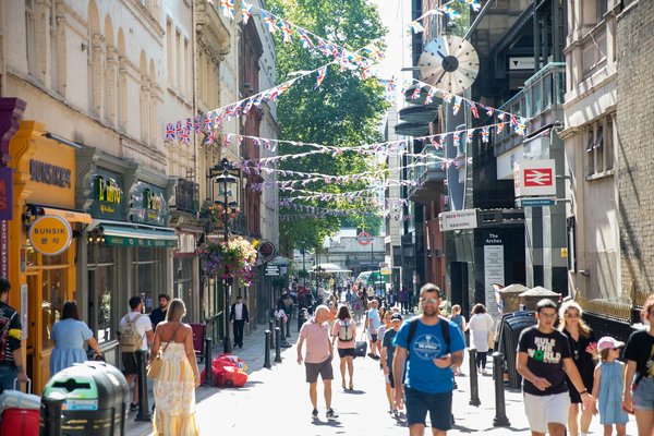 Which UK towns offer the most engaging historical walking tours on the Victorian era?