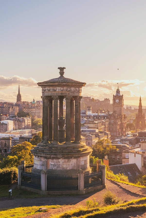What features should you look for in a holiday rental in Edinburgh for attending Hogmanay?